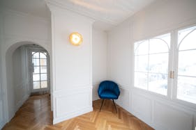 【表参道駅8分】撮影や展示会に最適なビルの屋上に佇む白壁と植物に囲まれた開放的なスタジオスペース