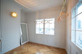 【表参道駅8分】撮影や展示会に最適なビルの屋上に佇む白壁と植物に囲まれた開放的なスタジオスペース