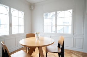 【表参道駅8分】撮影や展示会に最適なビルの屋上に佇む白壁と植物に囲まれた開放的なスタジオスペース