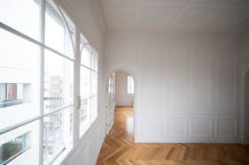 【表参道駅8分】撮影や展示会に最適なビルの屋上に佇む白壁と植物に囲まれた開放的なスタジオスペース