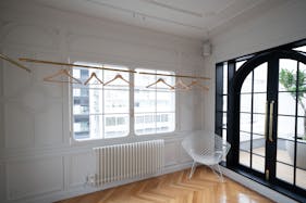 【表参道駅8分】撮影や展示会に最適なビルの屋上に佇む白壁と植物に囲まれた開放的なスタジオスペース