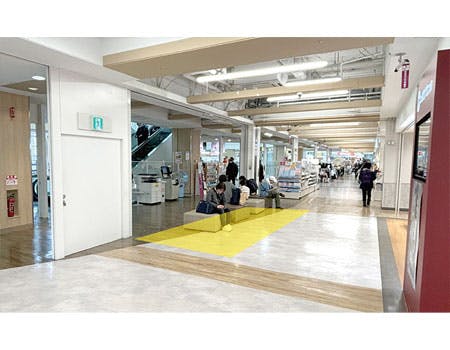 【イオン新浦安SC】プロモーションや物販に最適な3F プラザエスカレーター前スペースの画像