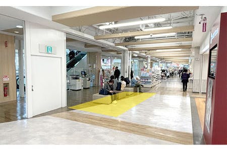 【イオン新浦安SC】プロモーションや物販に最適な3F プラザエスカレーター前スペース