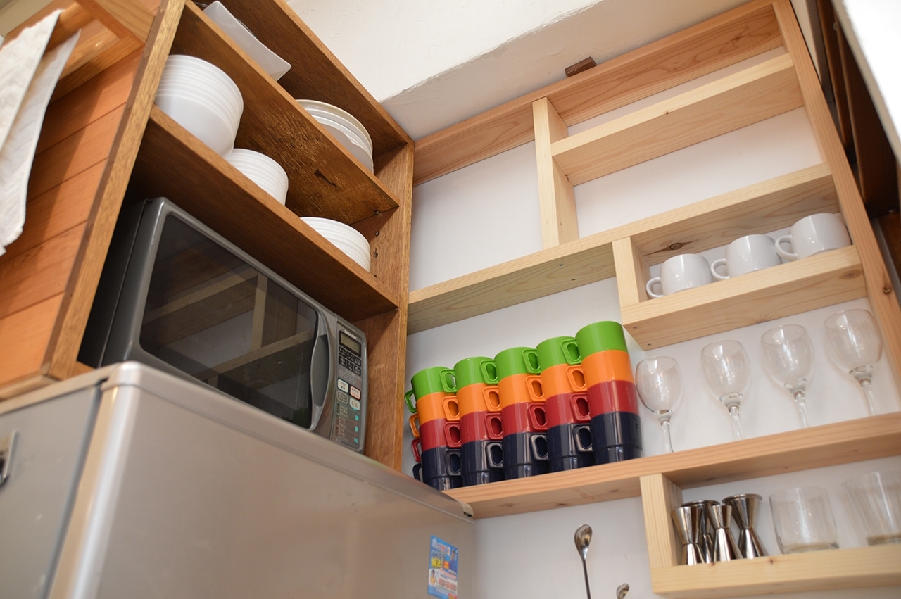 食器収納・電子レンジ