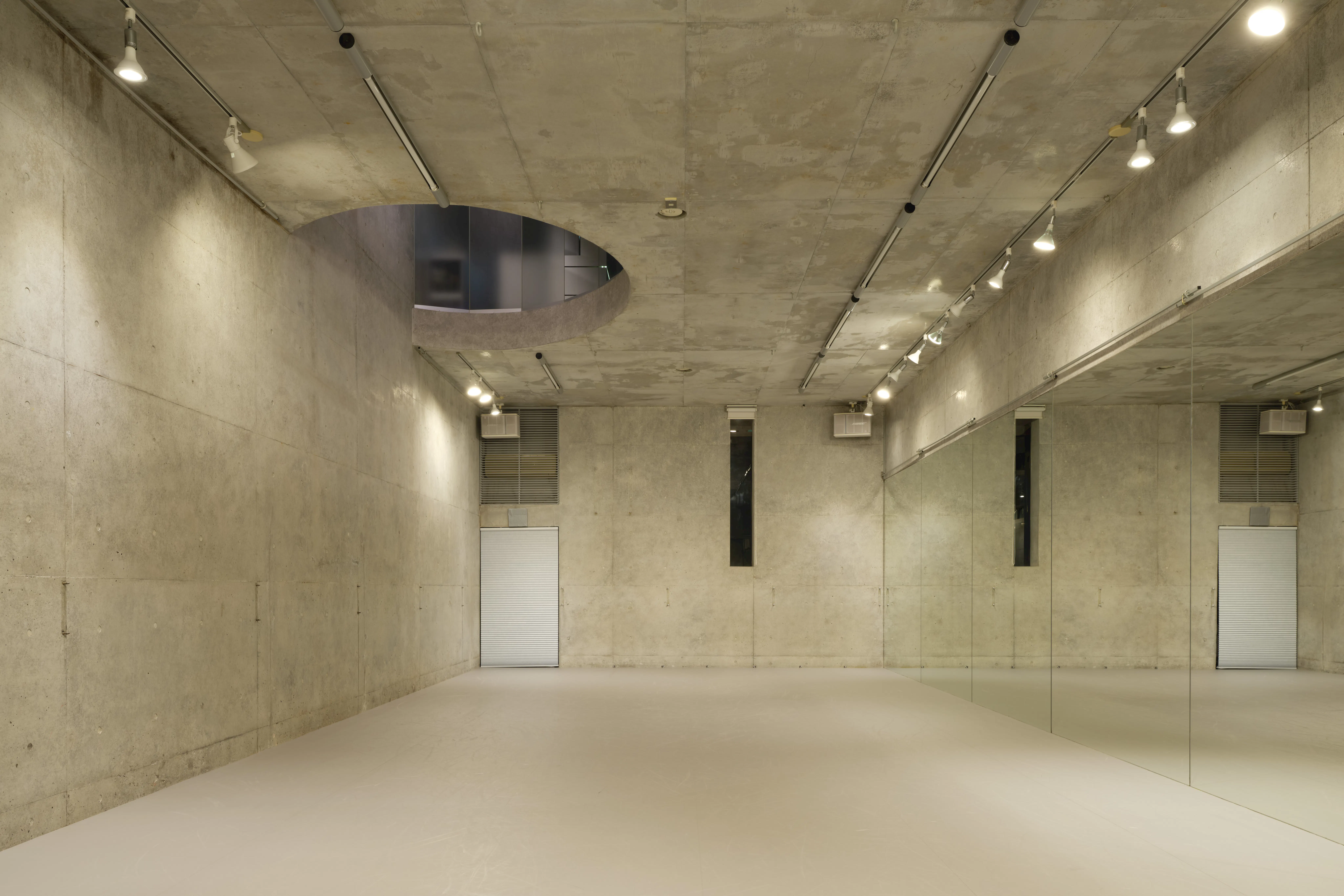 【東高円寺駅10分】アパレルやアートの展示会、撮影に最適なコンクリート打ちっぱなしのデザイナーズスペース