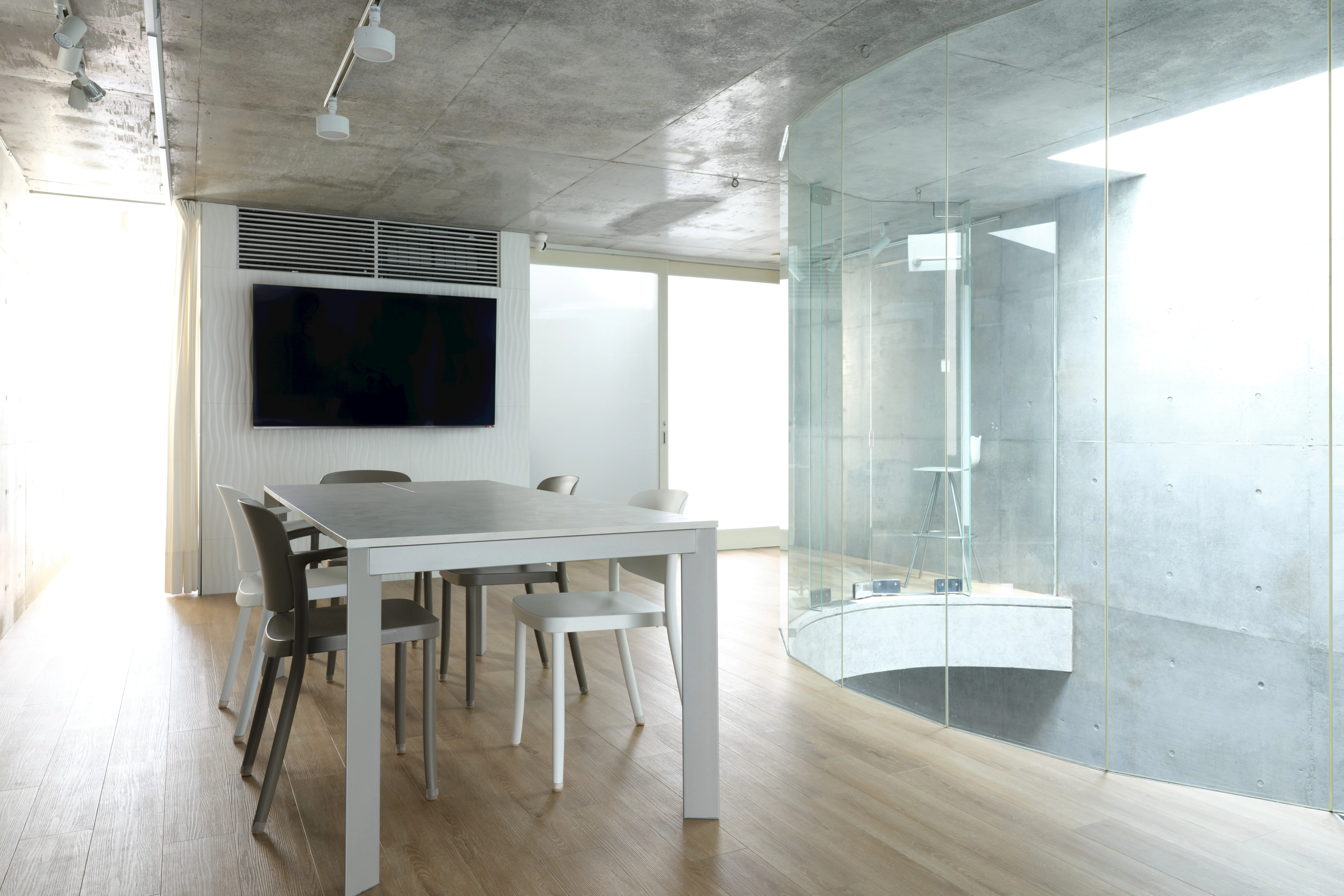 【東高円寺駅10分】アパレルやアートの展示会、撮影に最適なコンクリート打ちっぱなしのデザイナーズスペース