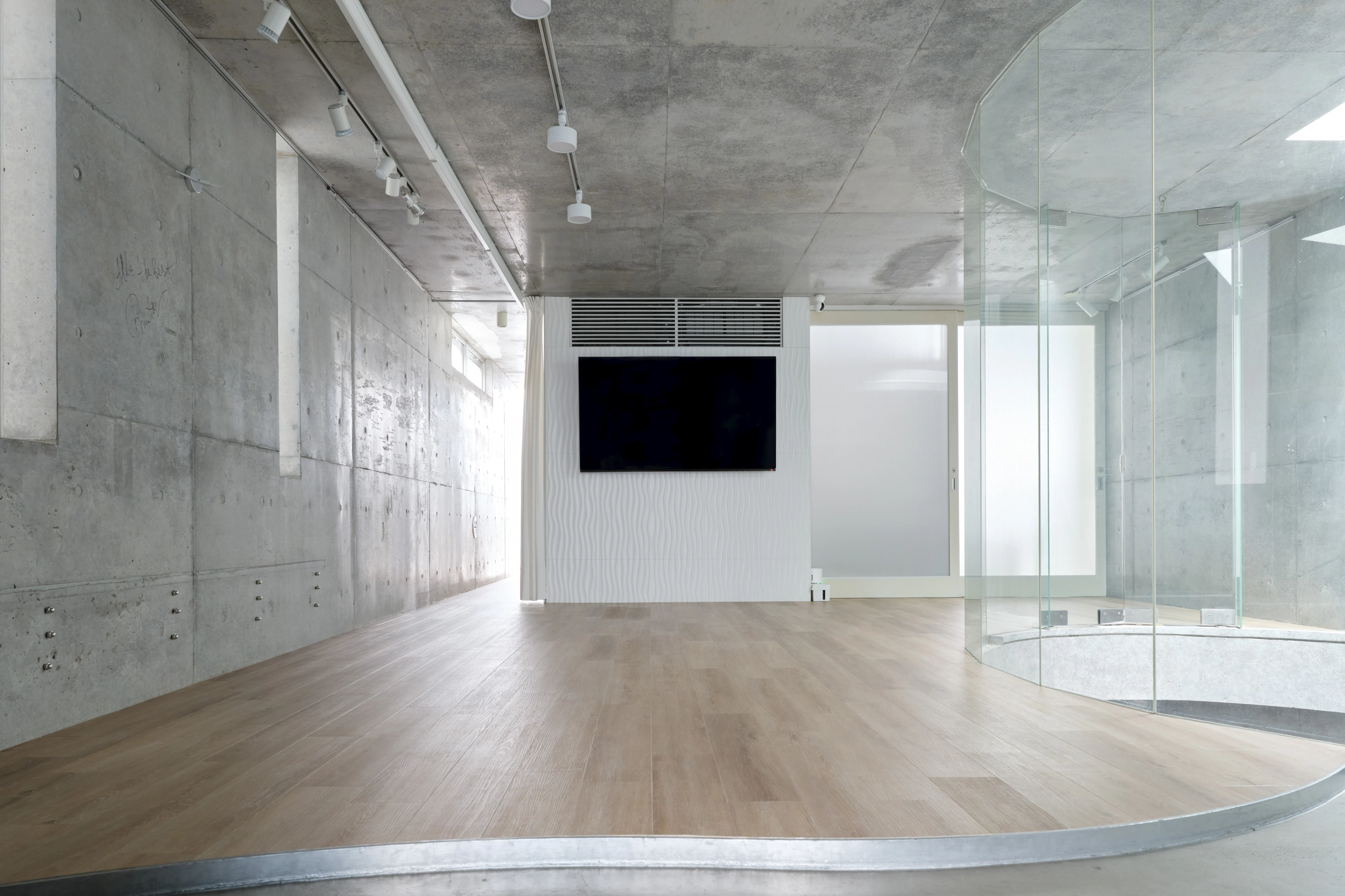 【東高円寺駅10分】アパレルやアートの展示会、撮影に最適なコンクリート打ちっぱなしのデザイナーズスペース