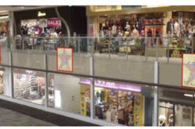 【イオンモール甲府昭和】モール内広告 吹き抜けガラス