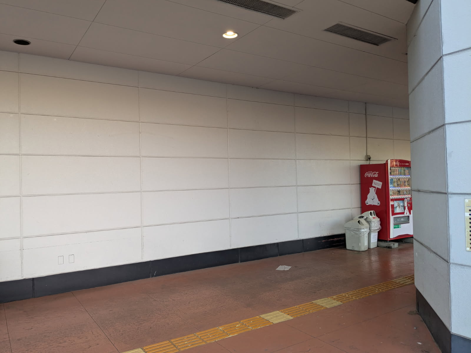 【西友　富士青島店】外区画 入口横 (軒下・駐車場)　キッチンカー・コーヒーテイクアウトや、クレープ・焼きそば・お好み焼き・たこやき・たいやき・焼き鳥 など販売におすすめな屋外催事イベントスペース