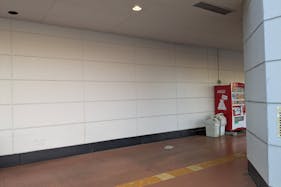 【西友 富士青島店】外区画 入口横 (軒下・駐車場) キッチンカー・コーヒーテイクアウトや、クレープ・焼きそば・お好み焼き・たこやき・たいやき・焼き鳥 など販売におすすめな屋外催事イベントスペース