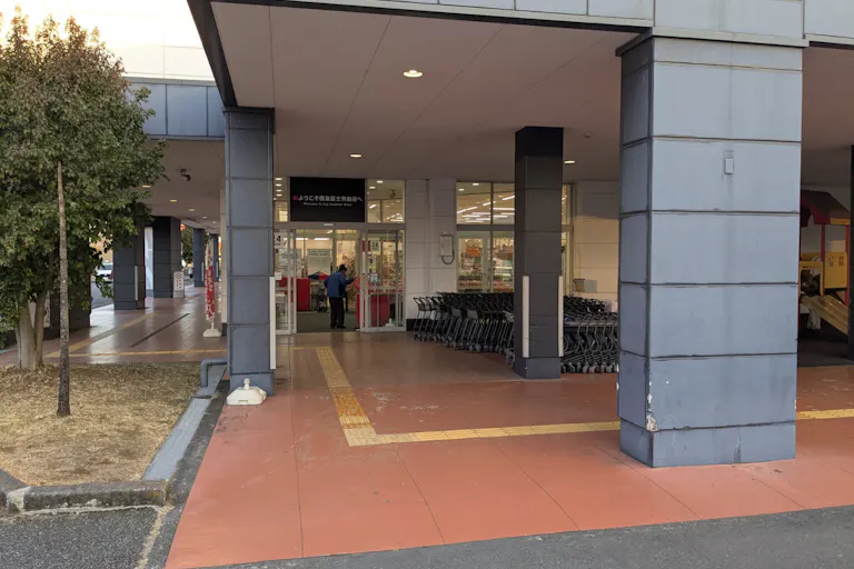 【西友 富士青島店】外区画 入口横 (軒下・駐車場) キッチンカー・コーヒーテイクアウトや、クレープ・焼きそば・お好み焼き・たこやき・たいやき・焼き鳥 など販売におすすめな屋外催事イベントスペースの画像1