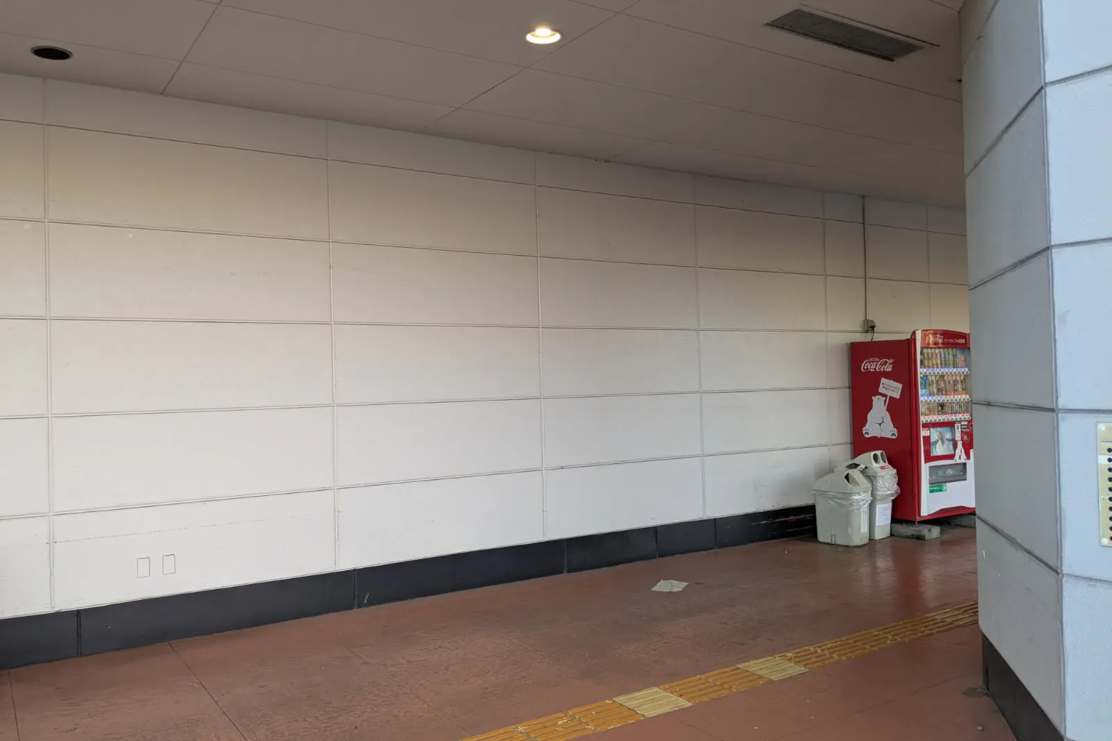 【西友 富士青島店】外区画 入口横 (軒下・駐車場) キッチンカー・コーヒーテイクアウトや、クレープ・焼きそば・お好み焼き・たこやき・たいやき・焼き鳥 など販売におすすめな屋外催事イベントスペース