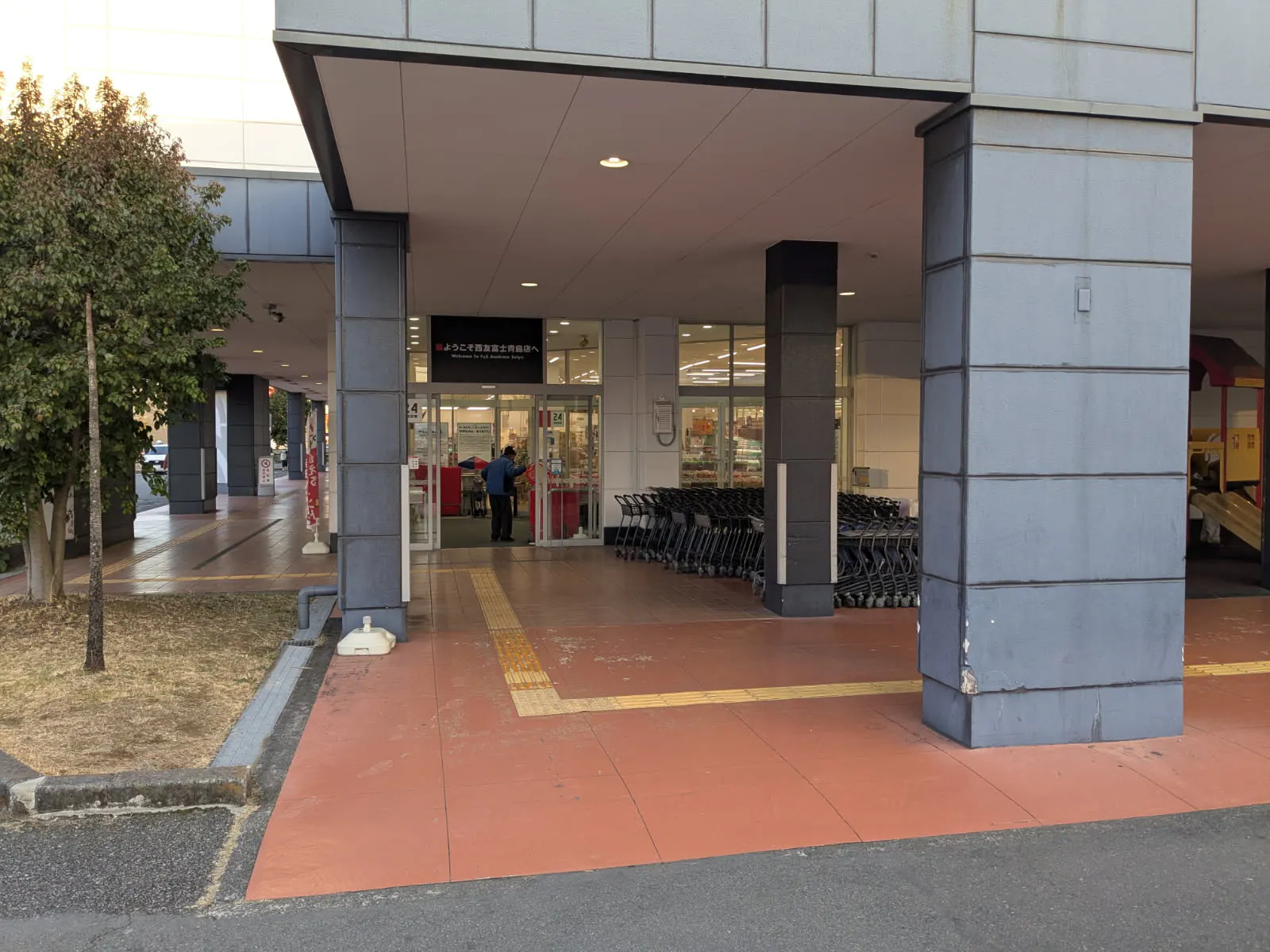 【西友 富士青島店】外区画 入口横 (軒下・駐車場) キッチンカー・コーヒーテイクアウトや、クレープ・焼きそば・お好み焼き・たこやき・たいやき・焼き鳥 など販売におすすめな屋外催事イベントスペース