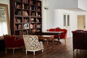 【目黒駅2分】大きな本棚のあるシックなイベントスペース