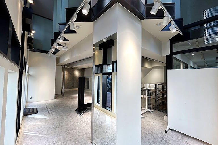 ãå¿ææ©é§
4åãç¡æååã®å
å®ãããããã¢ãããå±ç€ºäŒã«é©ããè·¯é¢ã€ãã³ãã¹ããŒã¹ã®ç»å9