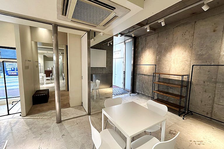 ãå¿ææ©é§
4åãç¡æååã®å
å®ãããããã¢ãããå±ç€ºäŒã«é©ããè·¯é¢ã€ãã³ãã¹ããŒã¹ã®ç»å6