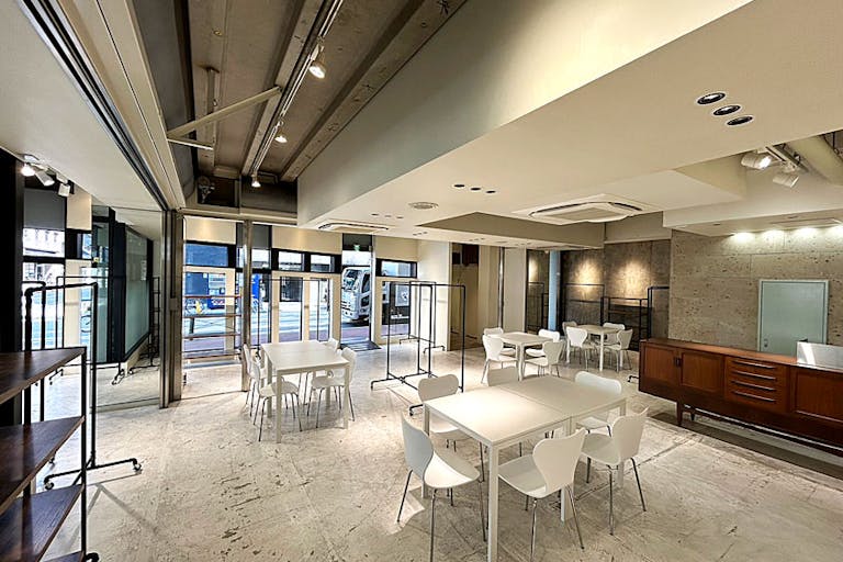 ãå¿ææ©é§
4åãç¡æååã®å
å®ãããããã¢ãããå±ç€ºäŒã«é©ããè·¯é¢ã€ãã³ãã¹ããŒã¹ã®ç»å2