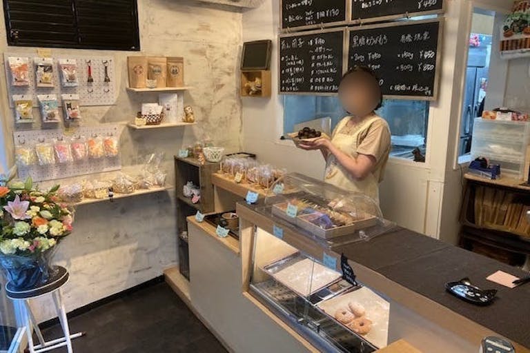 テイクアウトコーナー(物販棚も充実)