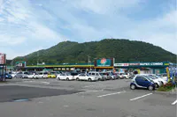 【HIヒロセ スーパーコンボ 南延岡店】食品 × ホームセンターの入口風除室スペース