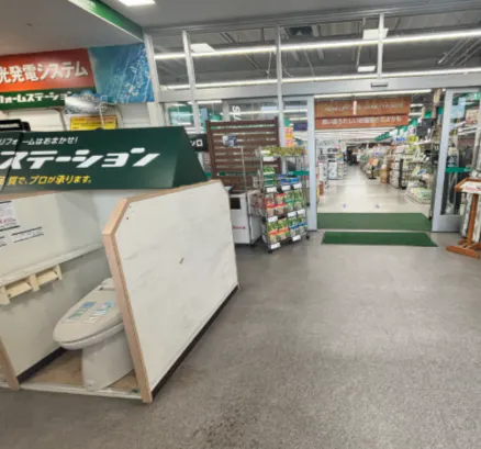 【HIヒロセ スーパーコンボ 南延岡店】食品 × ホームセンターの入口風除室スペース