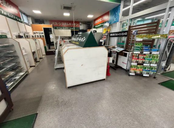 【HIヒロセ スーパーコンボ 南延岡店】食品 × ホームセンターの入口風除室スペース