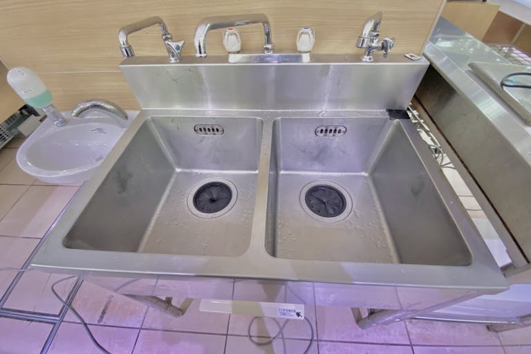 区画内には二層シンクがございます