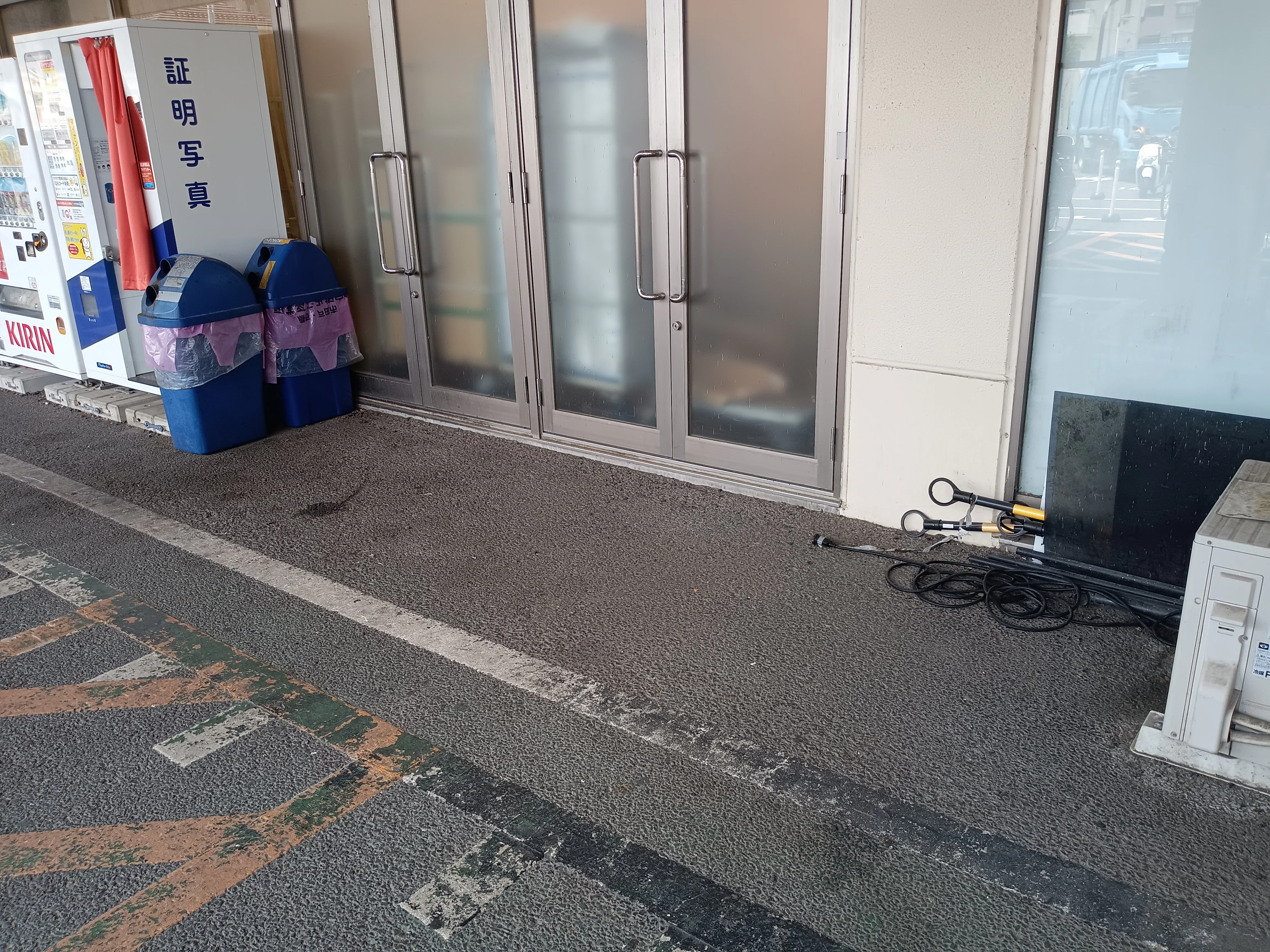 【スーパーバリュー ロピア戸田店】軒下 各種プロモーション、会員獲得イベントに最適なスーパーマーケットの屋外催事イベントスペース