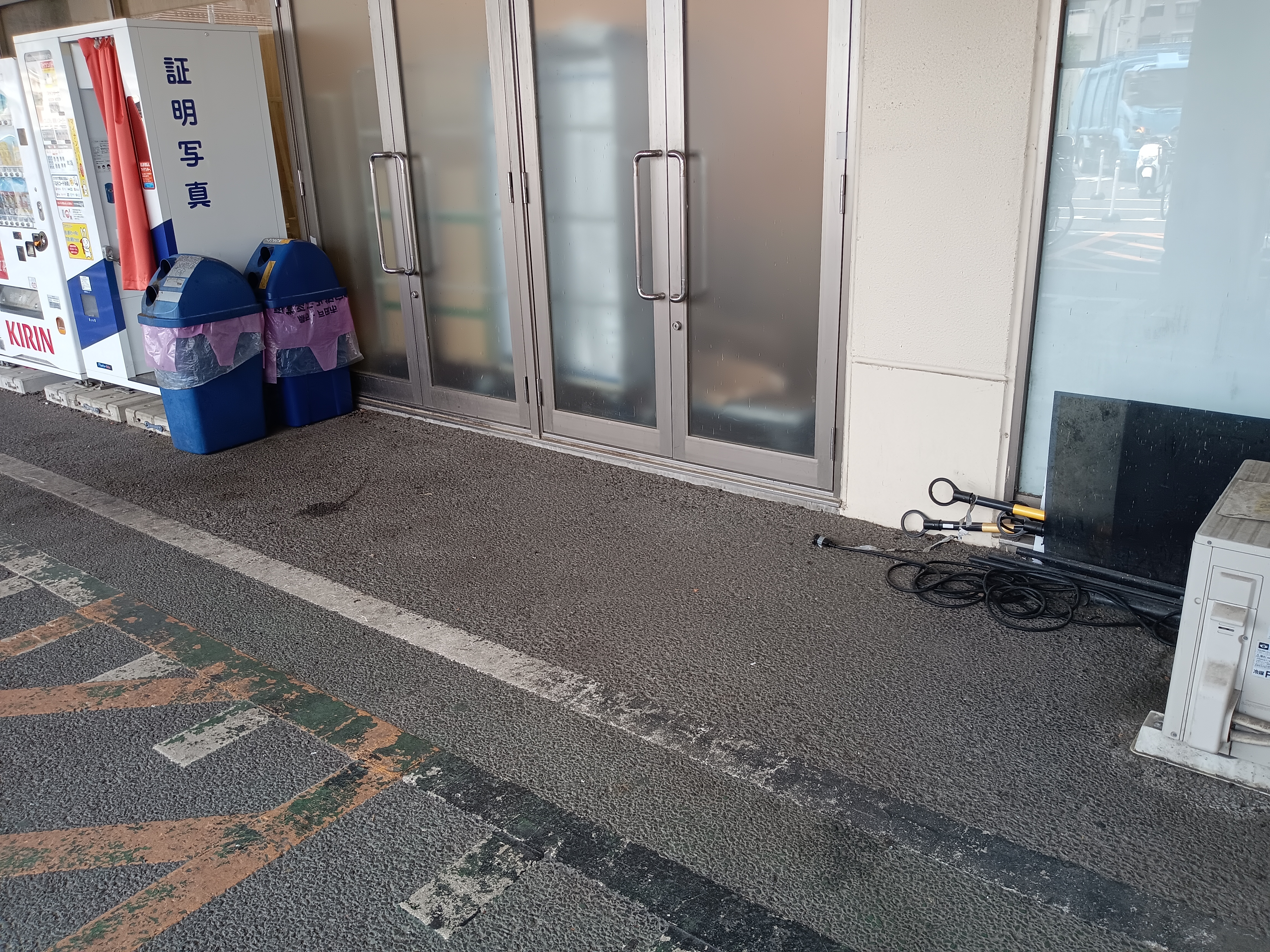 【スーパーバリュー ロピア戸田店】軒下 各種プロモーション、会員獲得イベントに最適なスーパーマーケットの屋外催事イベントスペース