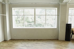 【駒場東大前駅8分】展示会やポップアップストアに適した吊り下げハンガーなど重機も充実したレンタルスペース