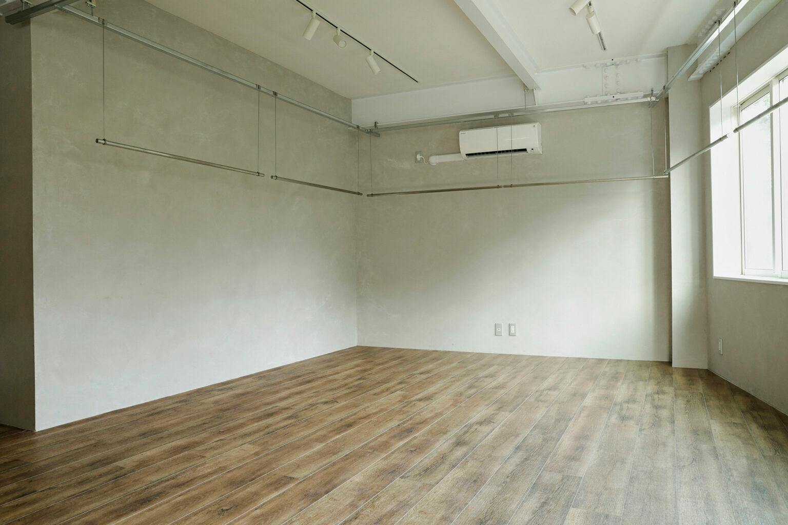 【駒場東大前駅8分】展示会やポップアップストアに適した吊り下げハンガーなど重機も充実したレンタルスペース