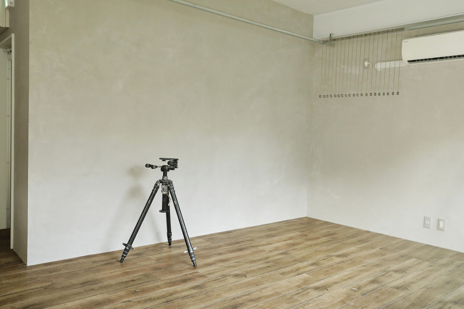 【駒場東大前駅8分】展示会やポップアップストアに適した吊り下げハンガーなど重機も充実したレンタルスペース