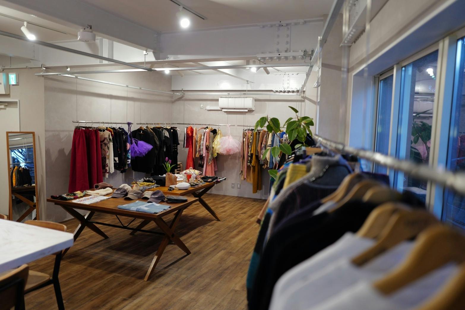 【駒場東大前駅8分】展示会やポップアップストアに適した吊り下げハンガーなど重機も充実したレンタルスペース