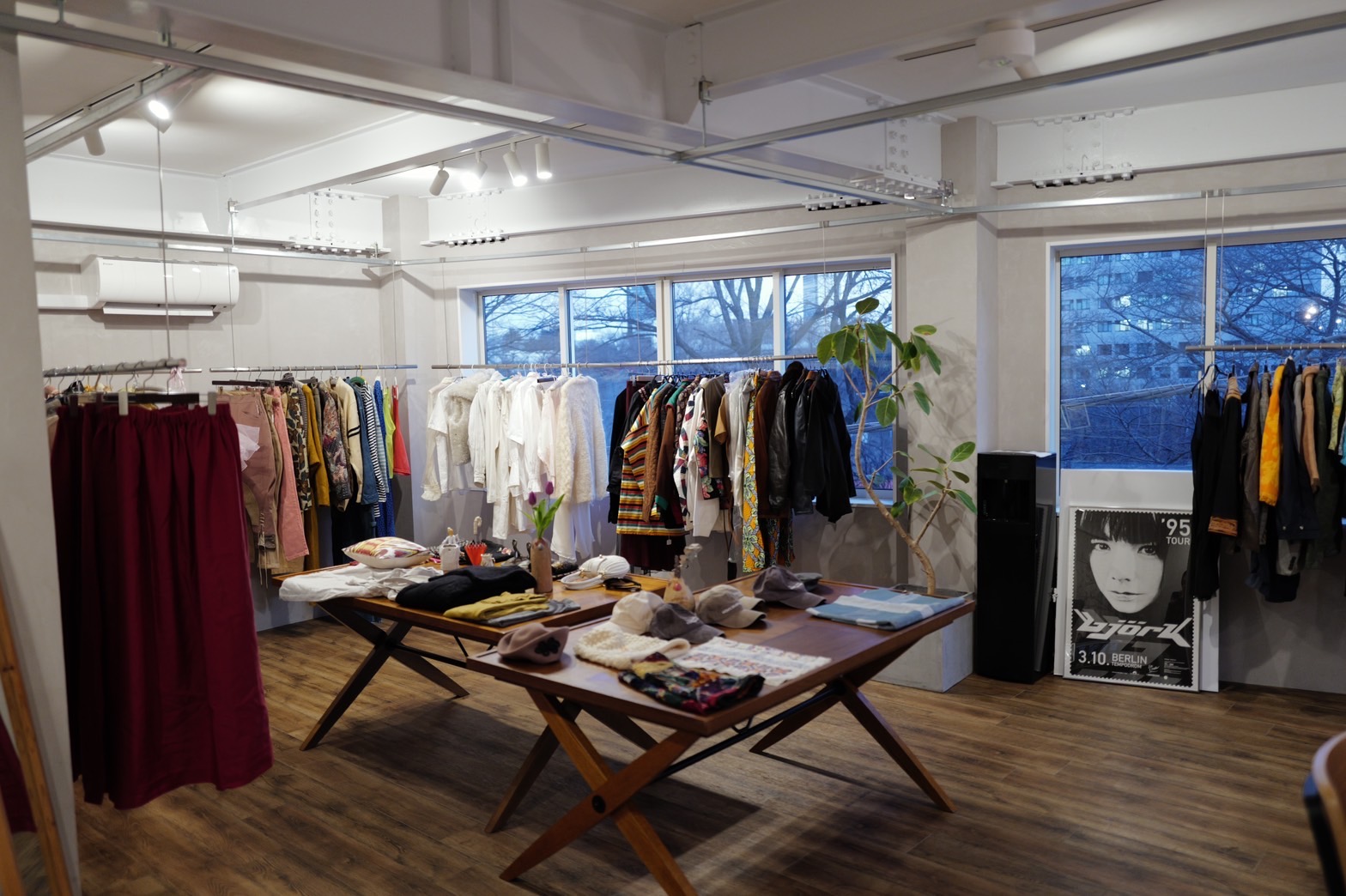 【駒場東大前駅8分】展示会やポップアップストアに適した吊り下げハンガーなど重機も充実したレンタルスペース