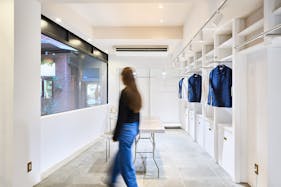 【表参道駅7分/ 外苑前駅5分】各種ポップアップストアや展示会に最適な3.2mの天井高で解放感のある視認性抜群の路面スペース