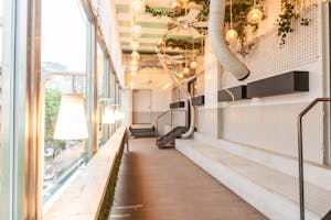 【渋谷駅1分】カフェやシアターを思わせる華やかな内装が魅力的な大型貸し切りレンタルスペース