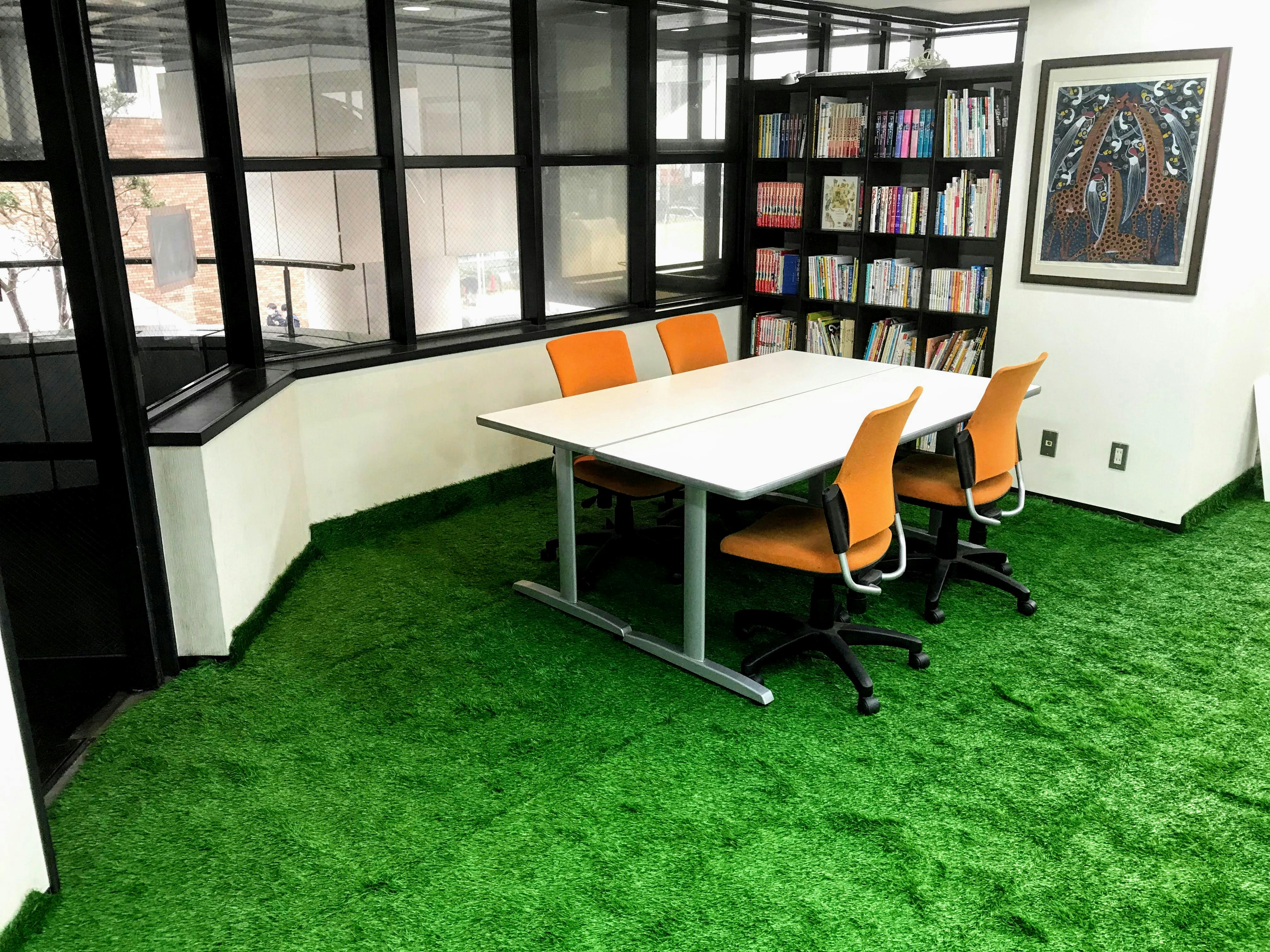 常設の会議テーブルとキャスター付きの椅子はすぐに仕事に取りかかれます。柱下部に電源あり。