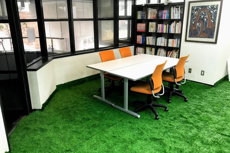 常設の会議テーブルとキャスター付きの椅子はすぐに仕事に取りかかれます。柱下部に電源あり。