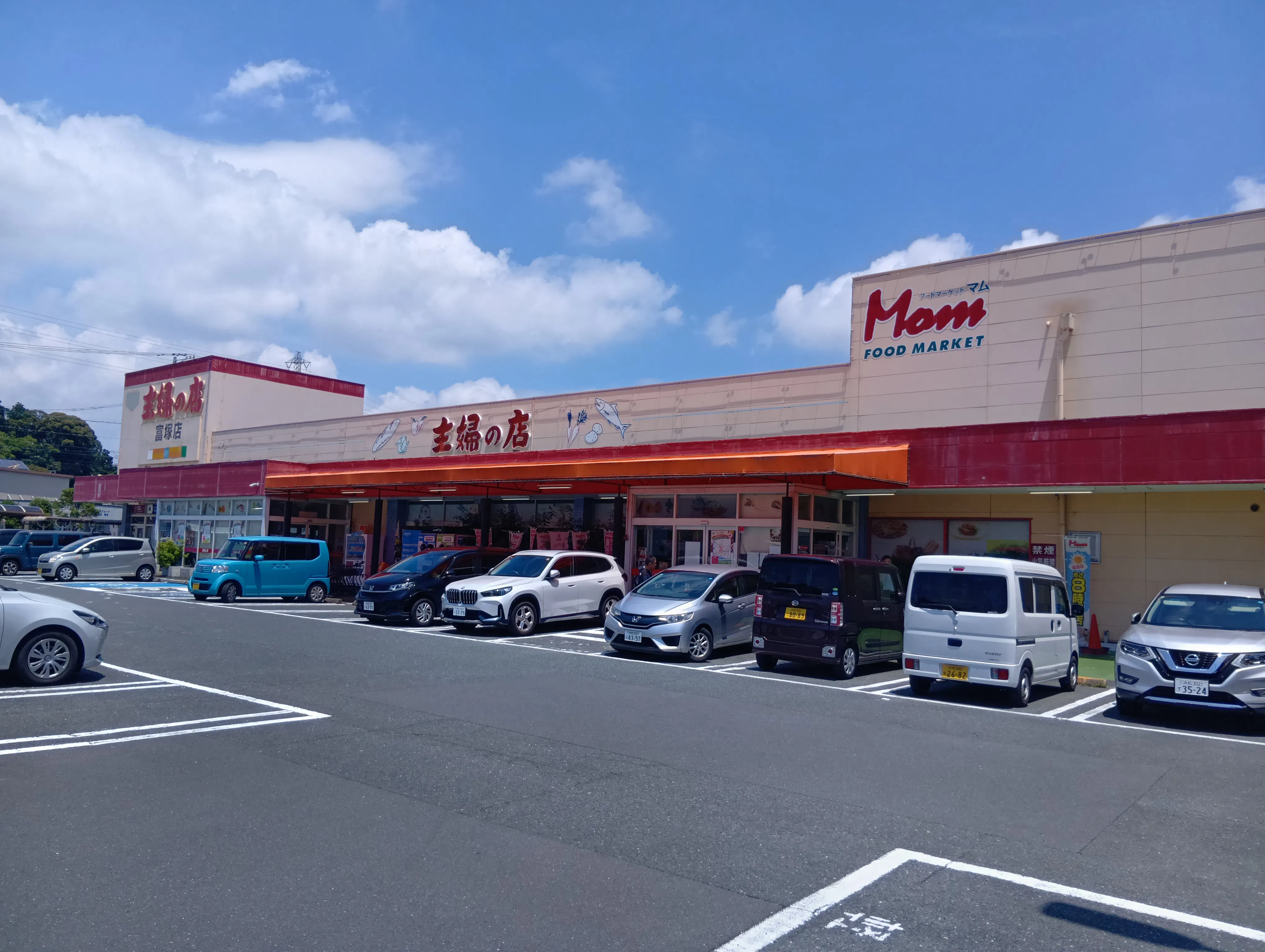 【主婦の店富塚店】店舗出入口右側 販促プロモーションや物販に最適なスーパー屋外催事イベントスペース