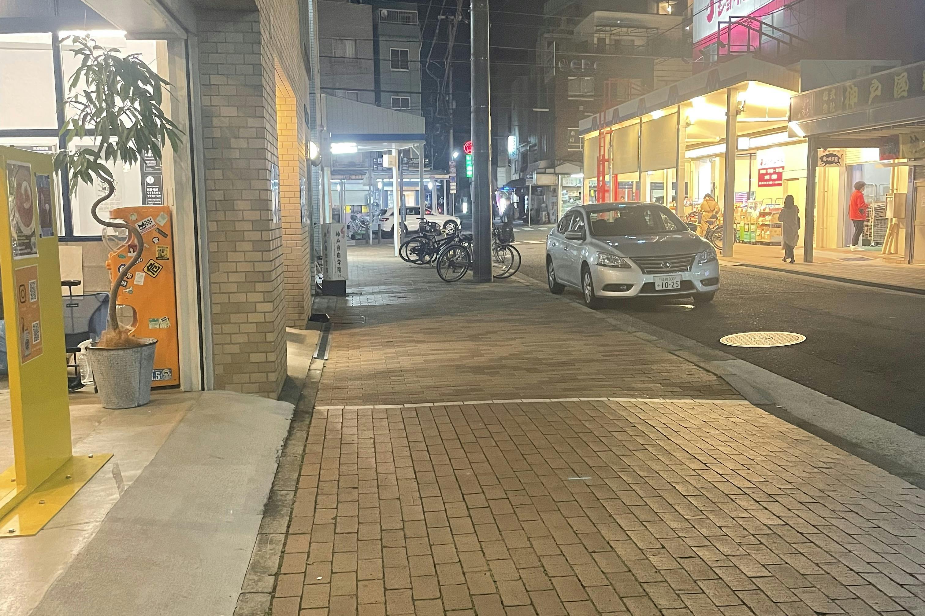 隣には宇治川商店街、街の人が行き交うスーパーの目の前です。