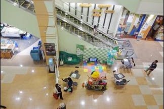 【イオンモール盛岡南/1Fチャグチャグ広場】各種プロモーションイベントや物販イベントに最適なエスカレーター付近にある視認性抜群のイベントスペース