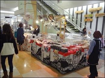 【イオンモール盛岡南/1Fチャグチャグ広場】各種プロモーションイベントや物販イベントに最適なエスカレーター付近にある視認性抜群のイベントスペース