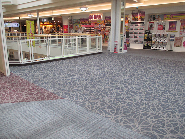 【イオンモール岡崎】ウエスト3F　HMV前　 エスカレーター横