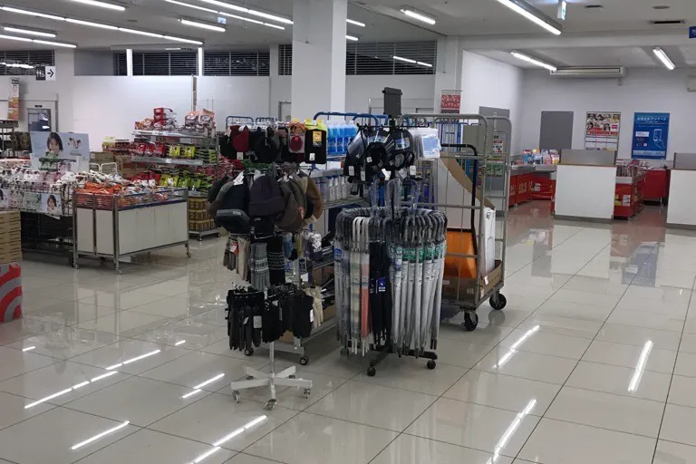 【西友 粟佐店】サービスカウンター付近共用部 プロモーション用途や物販、食物販のポップアップストアに最適なスーパー店内催事イベントスペース