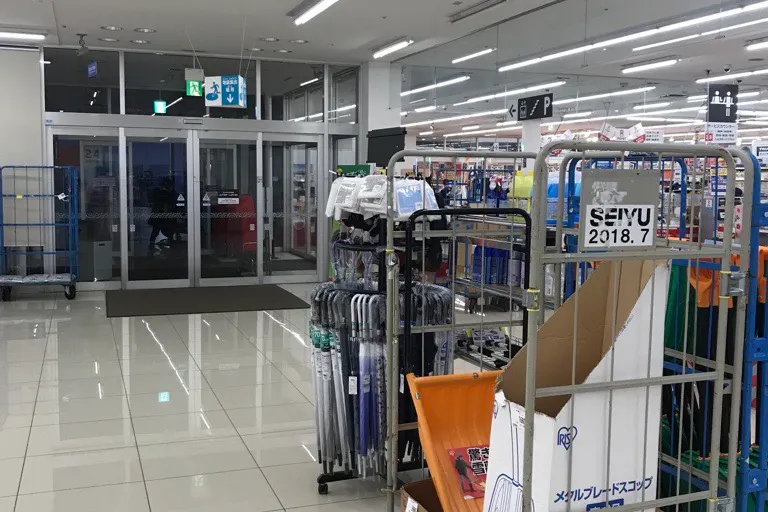 【西友 粟佐店】サービスカウンター付近共用部 プロモーション用途や物販、食物販のポップアップストアに最適なスーパー店内催事イベントスペース