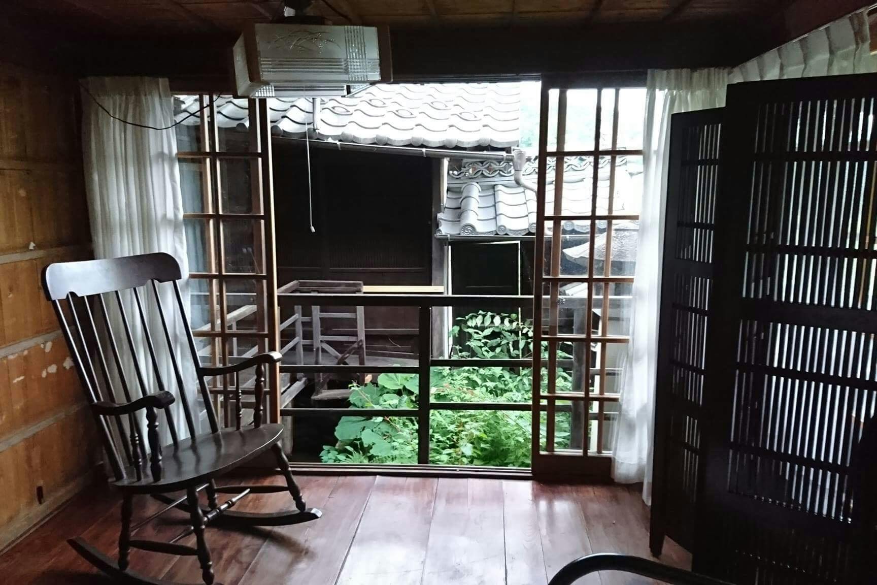 池の上に建つ部屋