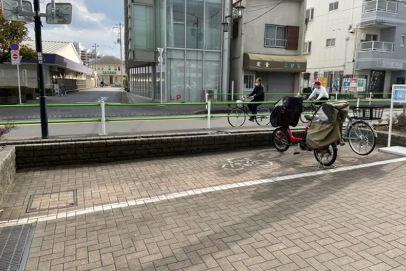 【いなげやむさし村山店】各種プロモーションイベントに最適なスーパーマーケットの屋外駐輪場脇のスペース