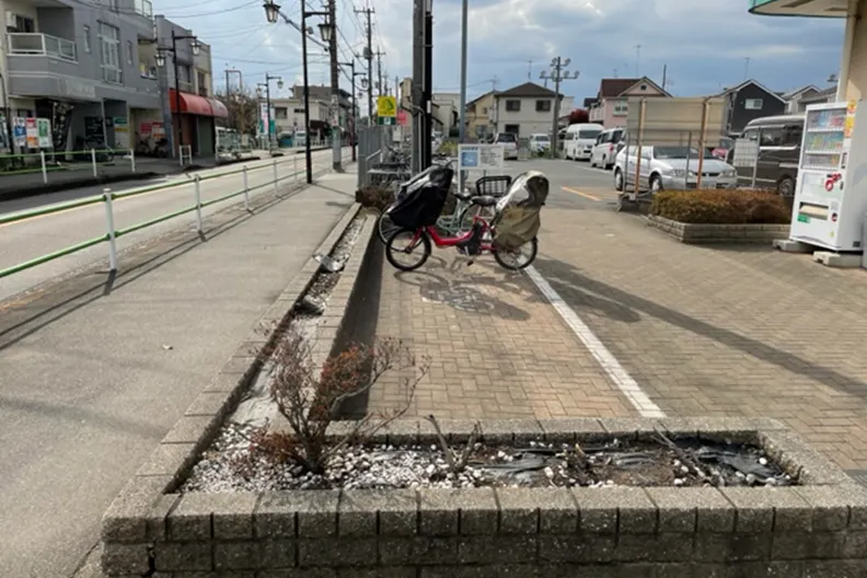 【いなげやむさし村山店】各種プロモーションイベントに最適なスーパーマーケットの屋外駐輪場脇のスペース