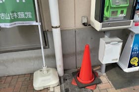 【いなげやむさし村山店】各種プロモーションイベントに最適なスーパーマーケットの屋外駐輪場脇のスペース