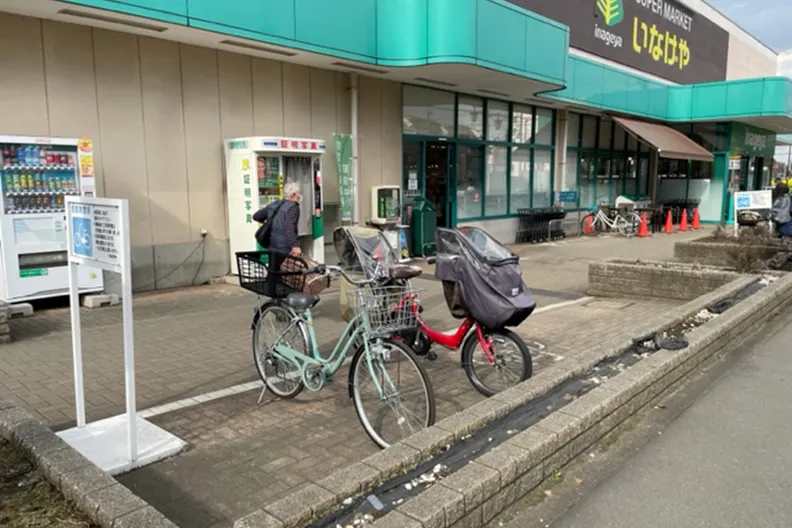 【いなげやむさし村山店】各種プロモーションイベントに最適なスーパーマーケットの屋外駐輪場脇のスペース