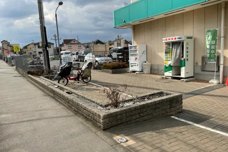 【いなげやむさし村山店】各種プロモーションイベントに最適なスーパーマーケットの屋外駐輪場脇のスペース